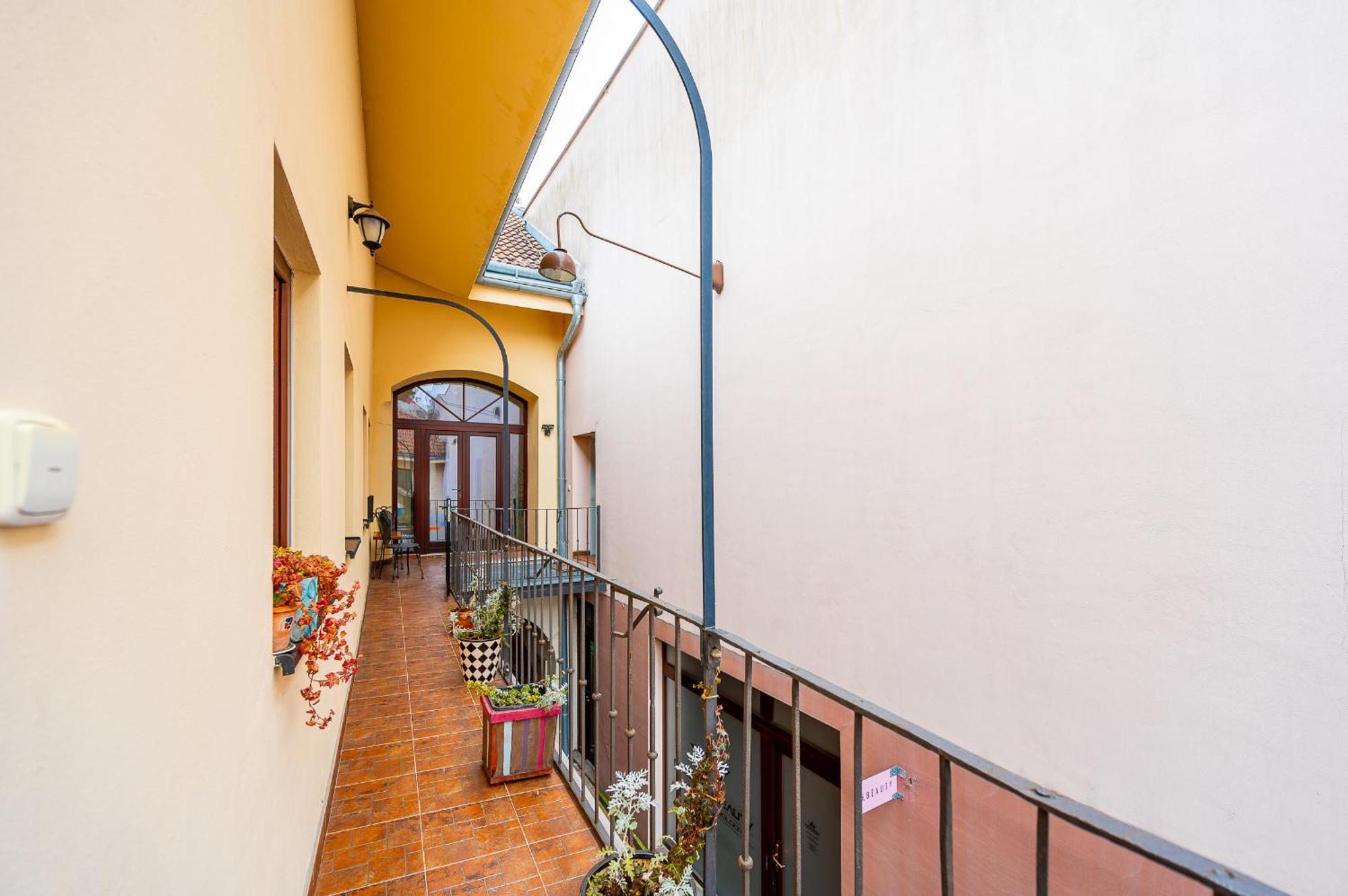 2 Room Flat Hlavna Kosice With Parking Экстерьер фото